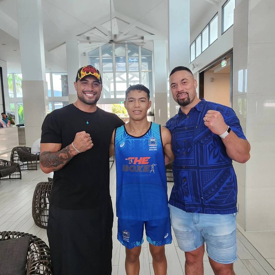 A SUBA boxer in Samoa kit with two professional fighters