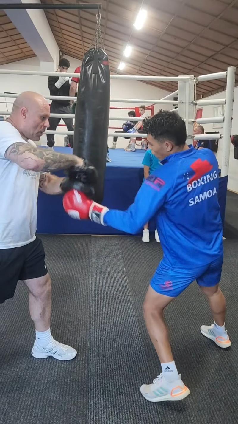 SUBA boxer working mitts with a European coach