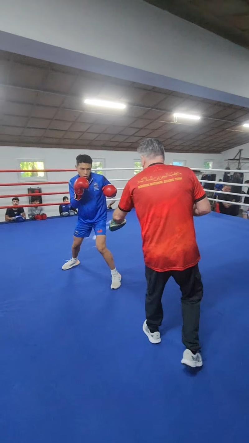 SUBA boxer on the pads with the Bahrain national team coach